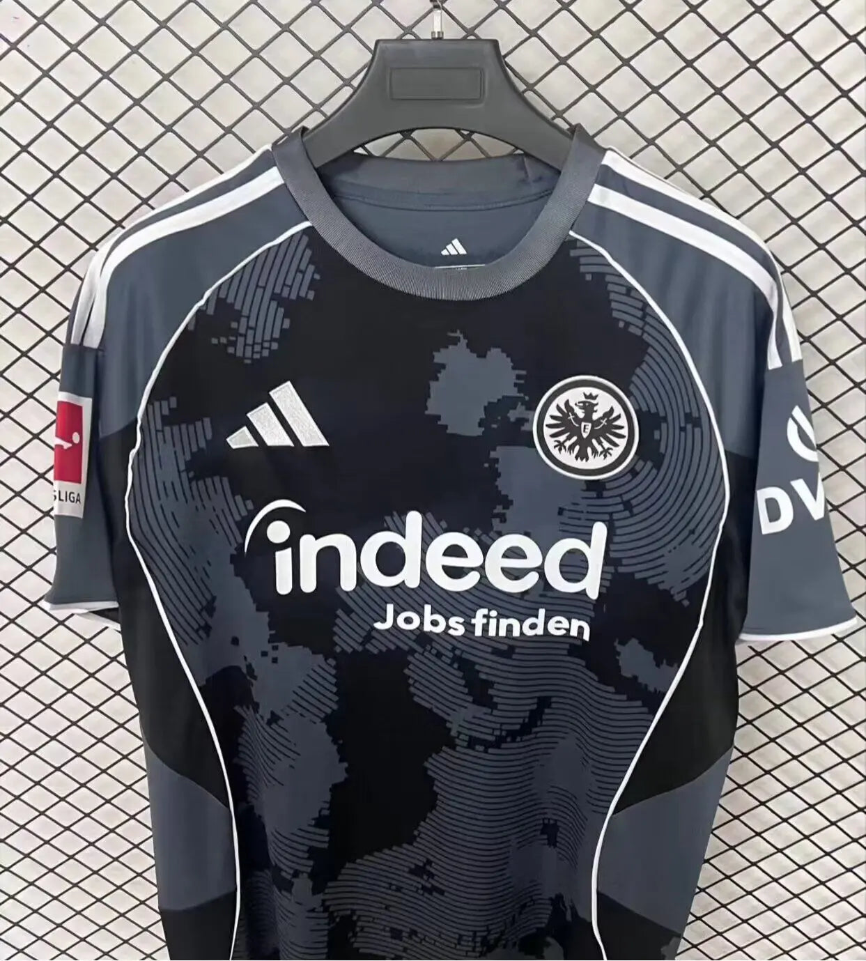 Frankfurt 3º Equipación 2025/26, Camiseta Alternativa Oficial del Club Totality 90