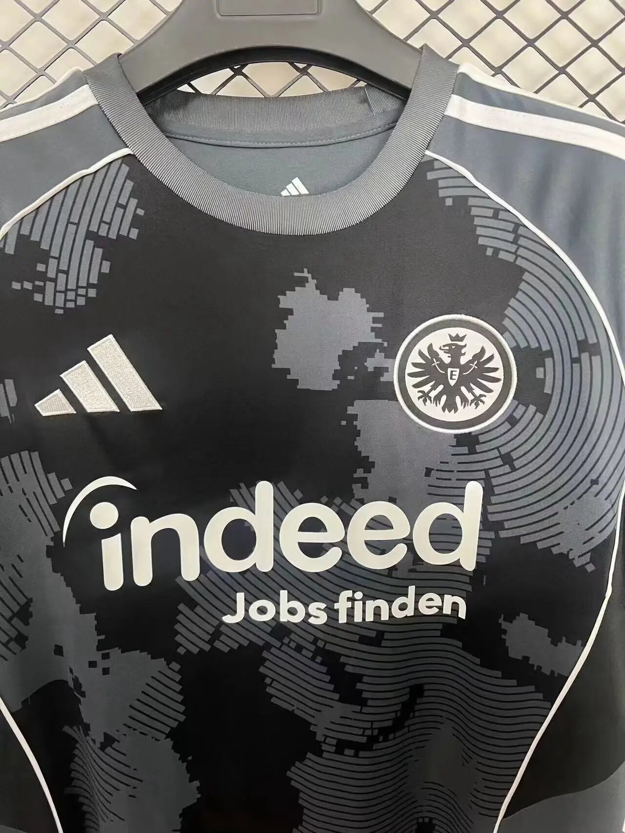 Frankfurt 3º Equipación 2025/26, Camiseta Alternativa Oficial del Club Totality 90